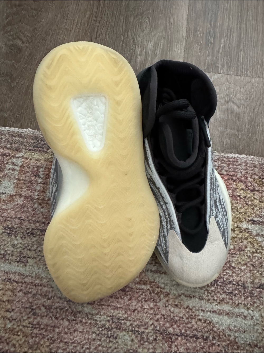 adidas Yeezy size 4.5 - Picture 3 of 4